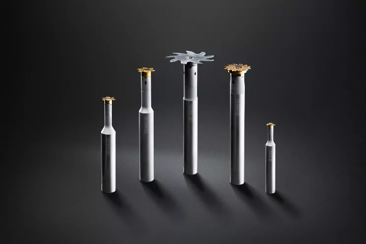A k&eacute;pen belt&eacute;ri, f&eacute;m&aacute;ru, csavar l&aacute;that&oacute;

Automatikusan gener&aacute;lt le&iacute;r&aacute;s