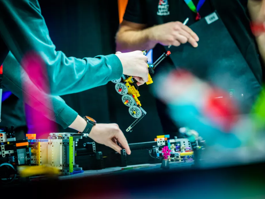 Kétszáz diák mérte össze robotépítő és programozó tudását