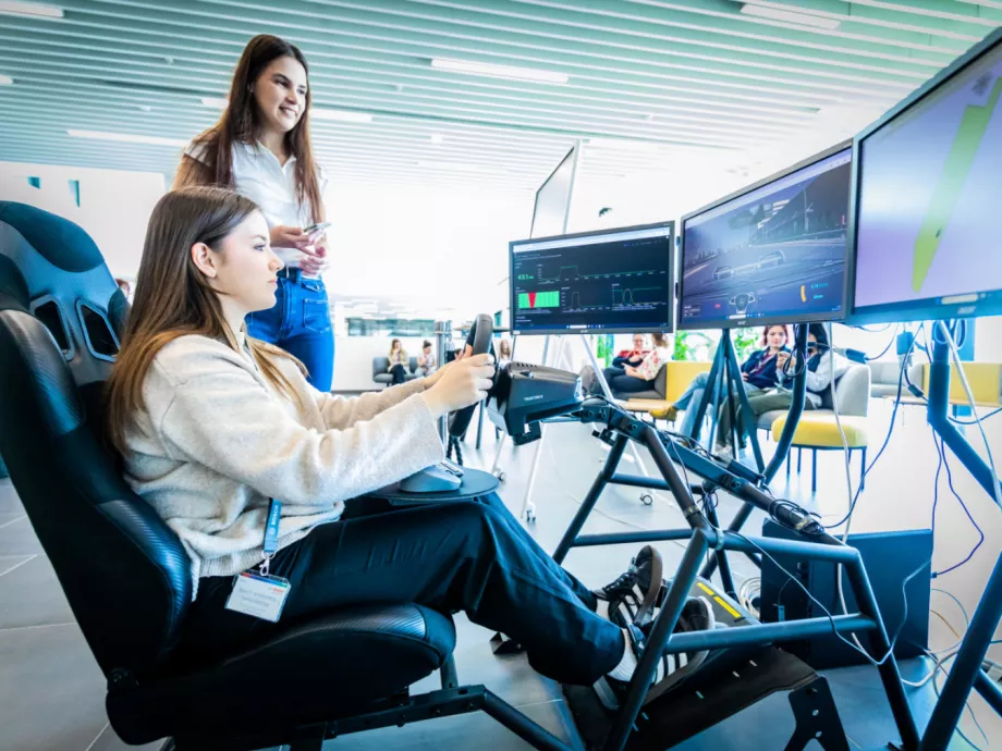 5G-távirányítású járművek és autókamrás tesztelés a Bosch Lányok Napja rendezvényén