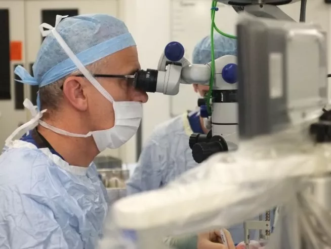 Először végeztek el szemműtéteket robotokkal