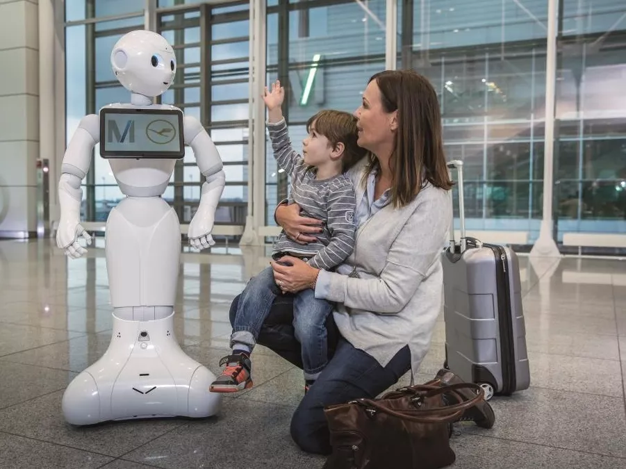 Josie, a Lufthansa humanoidja munkába áll