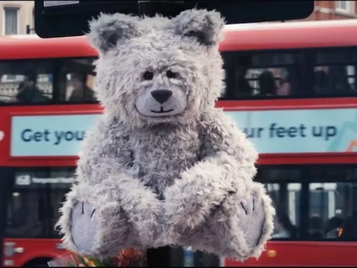 Köhécselő robotmackó üldögél egy londoni póznán