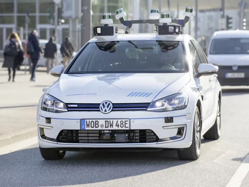 Önjáró autókat tesztel Hamburgban a Volkswagen