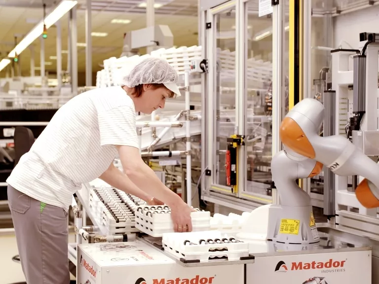 Emberek és robotok kéz a kézben