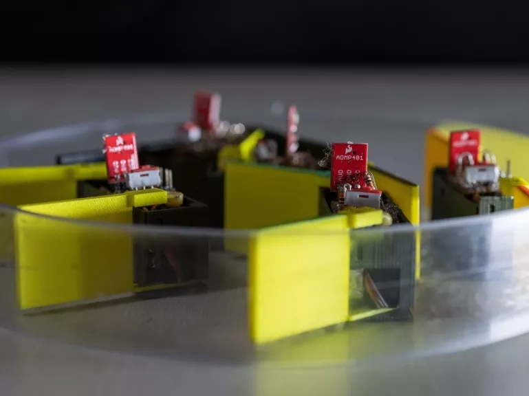 Sok kis primitív robot közösen sokra megy