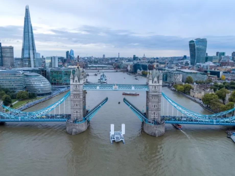 Londonban kikötött a hidrogén-meghajtású katamarán