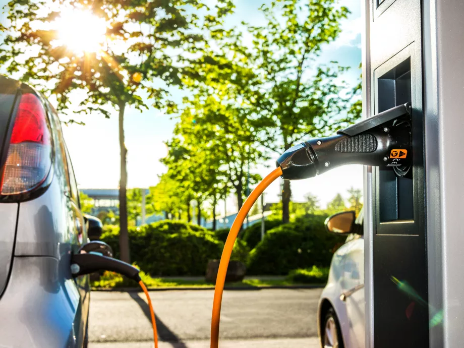 Olcsóbb lehet az elektromos, mint a belső égésű motorral hajtott autó