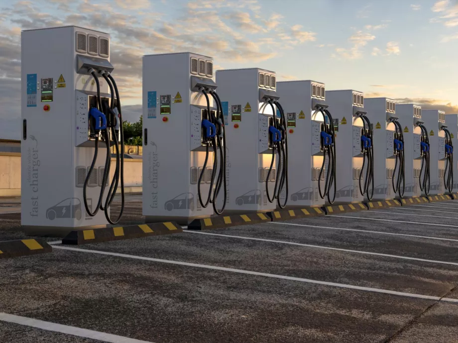 Az év közepére több mint 2 800-ra nőtt az elektromos töltőberendezések száma