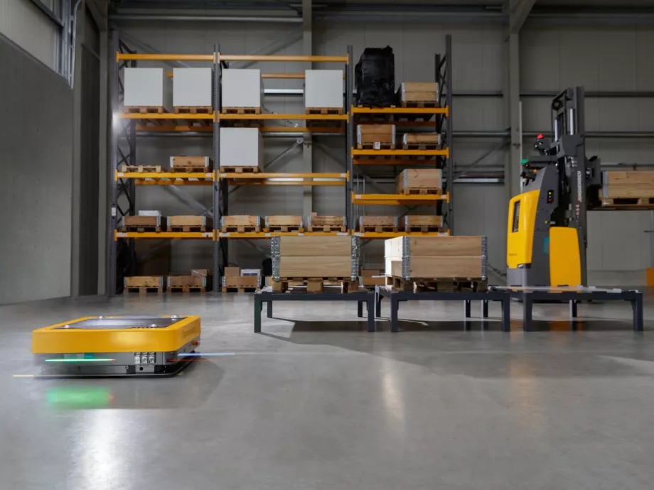 Teljesen automatizált logisztikai központ mobil robotokkal