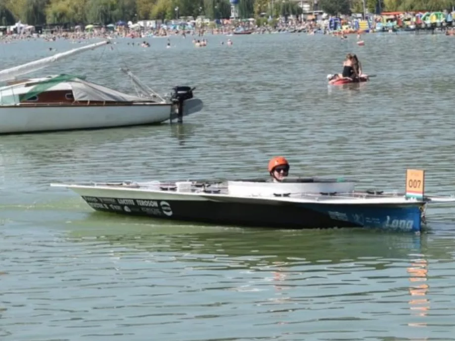 A Balatonban hasított a BME napelemes versenyhajója