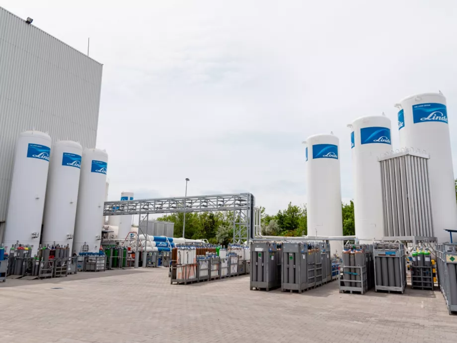 A Linde megnégyszerezi palacktöltő kapacitását Dunaújvárosban