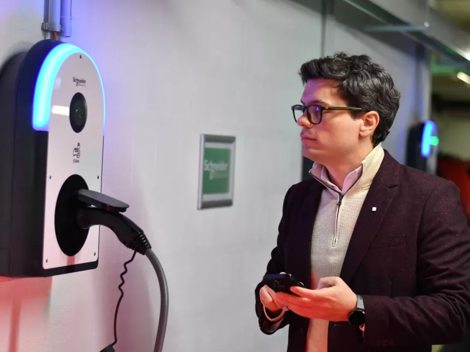 Megérkezett a digitális parkolás és töltés