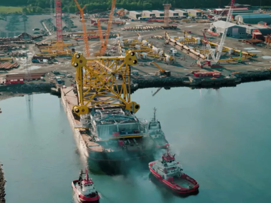 A világ legnagyobb tengeri daruja 4800 tonnát mozgat