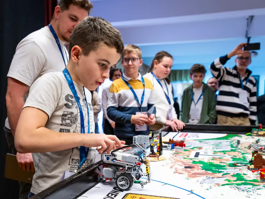 LEGO-robotokkal versenyeztek a diákok a Széchenyi István Egyetemen