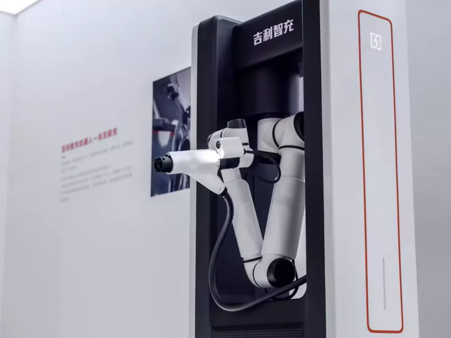 Robotokra bízná az otthoni autótöltést a Geely