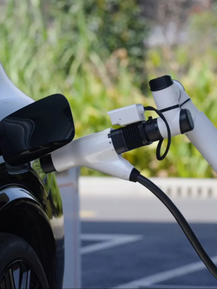 4 perc 30 másodperces, MI által támogatott ultragyors töltést mutatott be a Geely