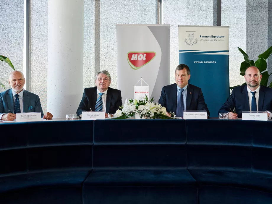 Három éves stratégiai keretszerződést kötött a MOL és a Pannon Egyetem