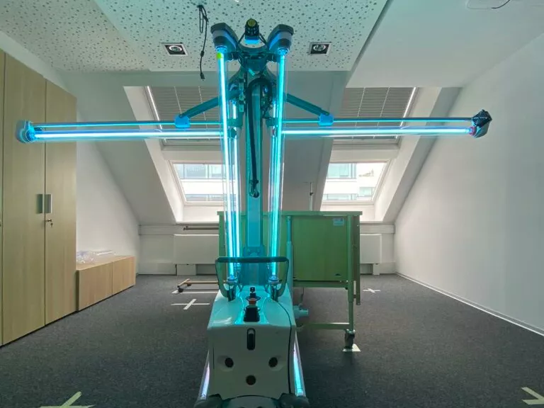 Mesterséges intelligenciát is alkalmazó fertőtlenítő robotot mutattak be